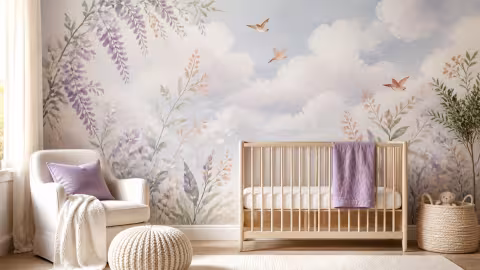 Quarto de bebê com mural botânico, pássaros e nuvens em tons suaves.