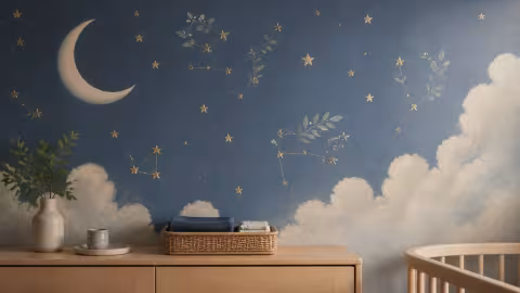 Parede azul de quarto de bebê pintada com lua, nuvens e estrelas.